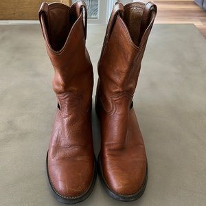 Gently worn mens Justin cowboy boots in size 9D